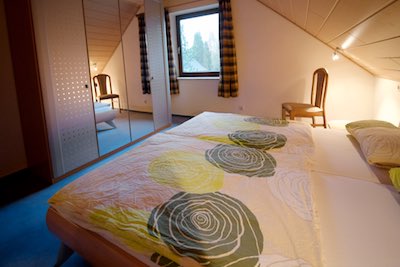 Schlafzimmer mit Doppelbett